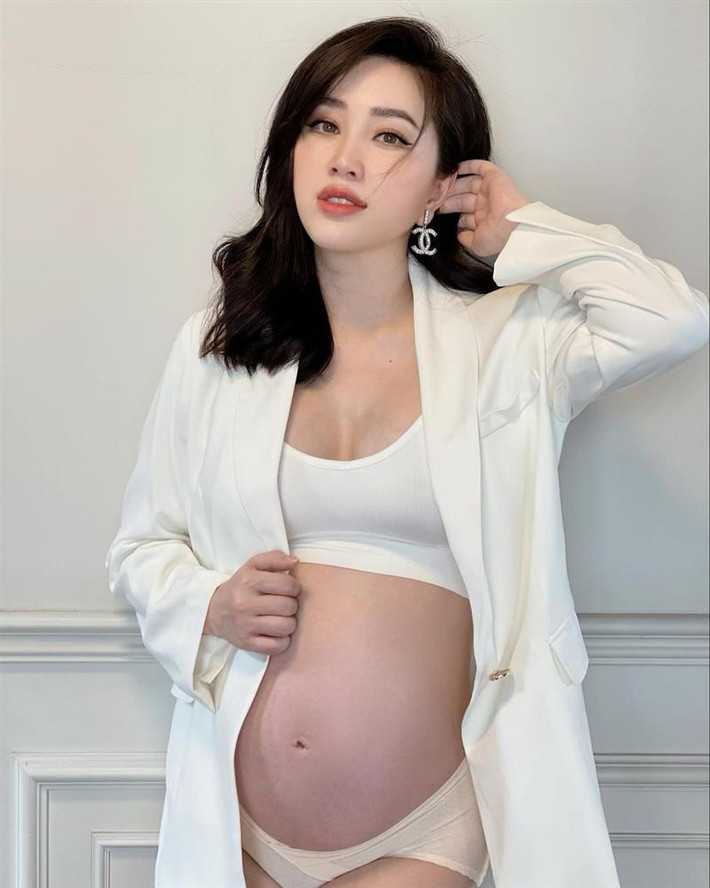 Ngoài gương mặt xinh đẹp không bị vỡ nét, ca sĩ Bảo Thy rất may mắn không bị rạn nhiều giống các mẹ bỉm Vbiz khác như Hòa Minzy, Võ Hạ Trâm...