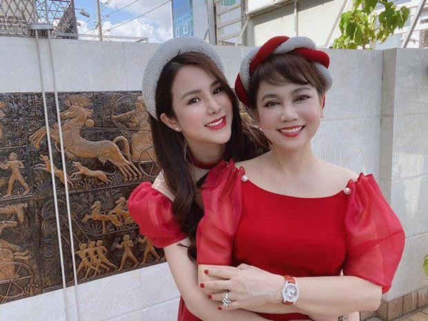Khi chỉ có một mình hoặc đi cùng bạn bè là chuẩn mác "gái hư" nhưng về đến nhà chồng, Diệp Lâm Anh luôn kín đáo, nhẹ nhàng đúng chuẩn nàng dâu thảo.