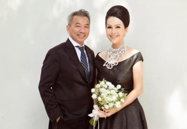 Diễm My cùng ông xã doanh nhân thực hiện bộ ảnh tình tứ nhân dịp đón tuổi 59.