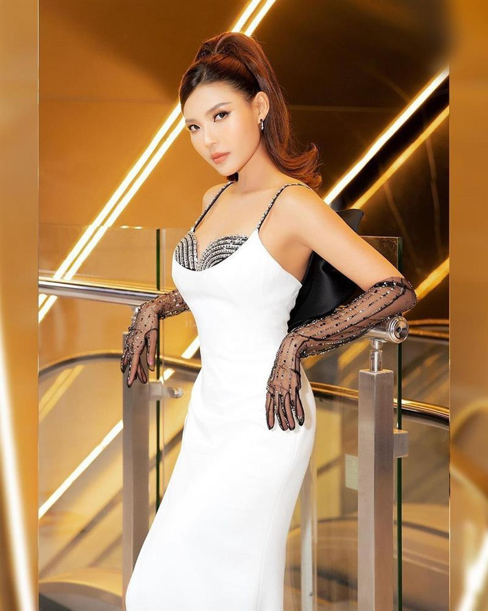 Cổ cao thanh tú, vòng 1 quyến rũ, vòng 2 gọn gàng như chưa từng sinh nở của nữ diễn viên chắc chắn phải lấy được điểm 10 chứ còn gì nữa?