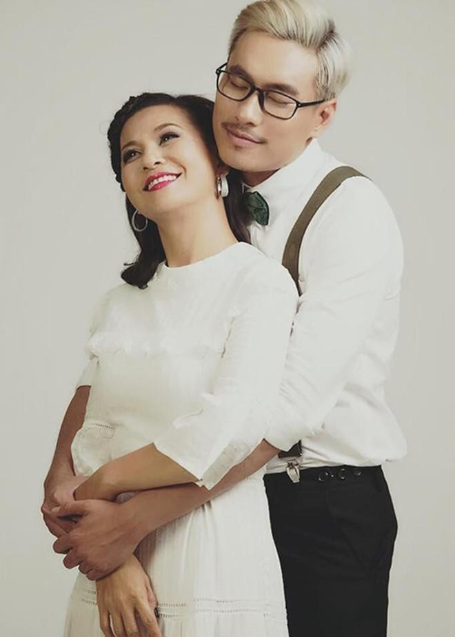 Dù Cát Phượng hơn tình trẻ 18 tuổi nhưng cả hai vẫn cố gắng hài hòa để không quá chênh lệch tuổi tác.