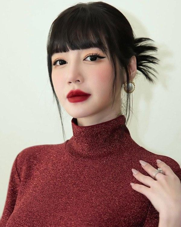 Trước đây cô để tóc dài thướt tha để tạo được nhiều kiểu.