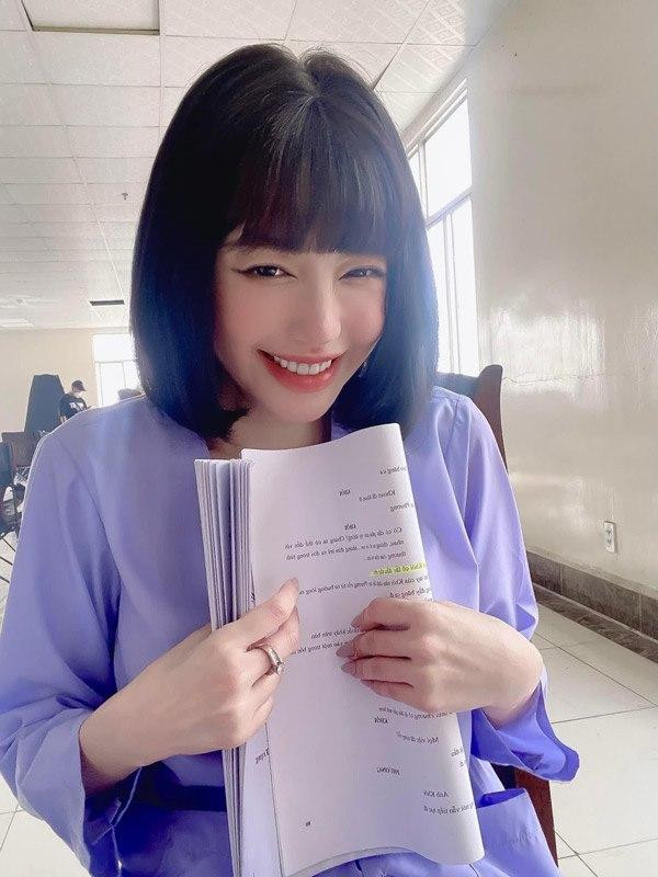 Không chỉ tóc mà gương mặt khác lạ của mẹ bỉm sữa cũng nhiều lần khiến cô dính nghi vấn thẩm mỹ.