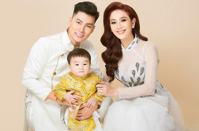 br/> Sáng 10/12, làng giải trí Việt xôn xao khi ông xã Lâm Khánh Chi thông báo chia tay vợ sau 3 năm chung sống. "Kể từ hôm nay Phi Hùng và Khánh Chi quyết định chia tay. Và kể từ nay không còn liên quan nhau nữa, lý do thì... ai cũng tự hiểu trong lòng. Giấy thì không gói được lửa. Mọi cố gắng chỉ là bằng thừa trước mặt người ta. Mọi việc liên quan đến Khánh Chi, mọi người vui lòng liên hệ trực tiếp nhé, tôi không liên quan nữa", Phi Hùng chia sẻ.