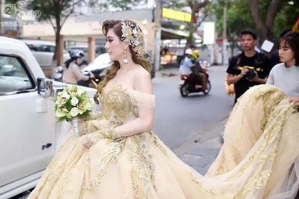 Nữ ca sĩ diện váy dài quét đất.