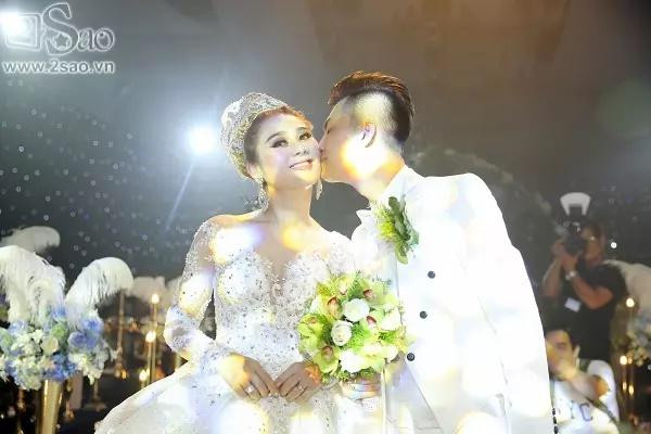 Người đẹp chuyển giới lộng lẫy trong chiếc váy trắng khi làm lễ. Ông xã kém tuổi Phi Hùng liên tục trao cử chỉ mật ngọt.