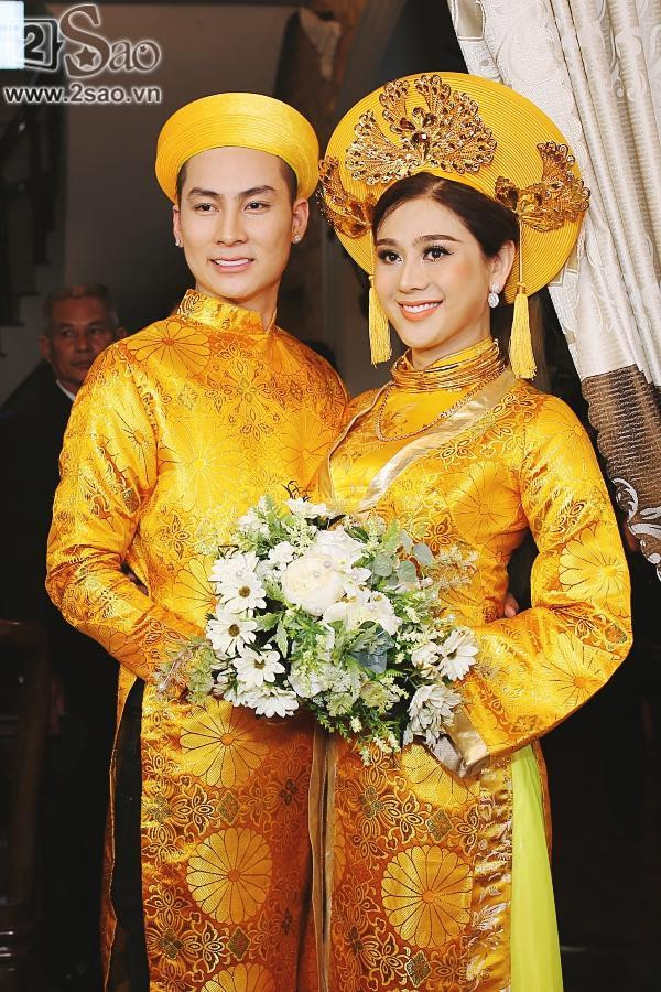 Tháng 1/2018, Lâm Khánh Chi nên duyên cùng chồng trẻ kém 8 tuổi. Trước tiệc cưới "thế kỷ", cặp đôi tiến hành nghi thức đón dâu tại quê nhà chú rể vô cùng hoành tráng.