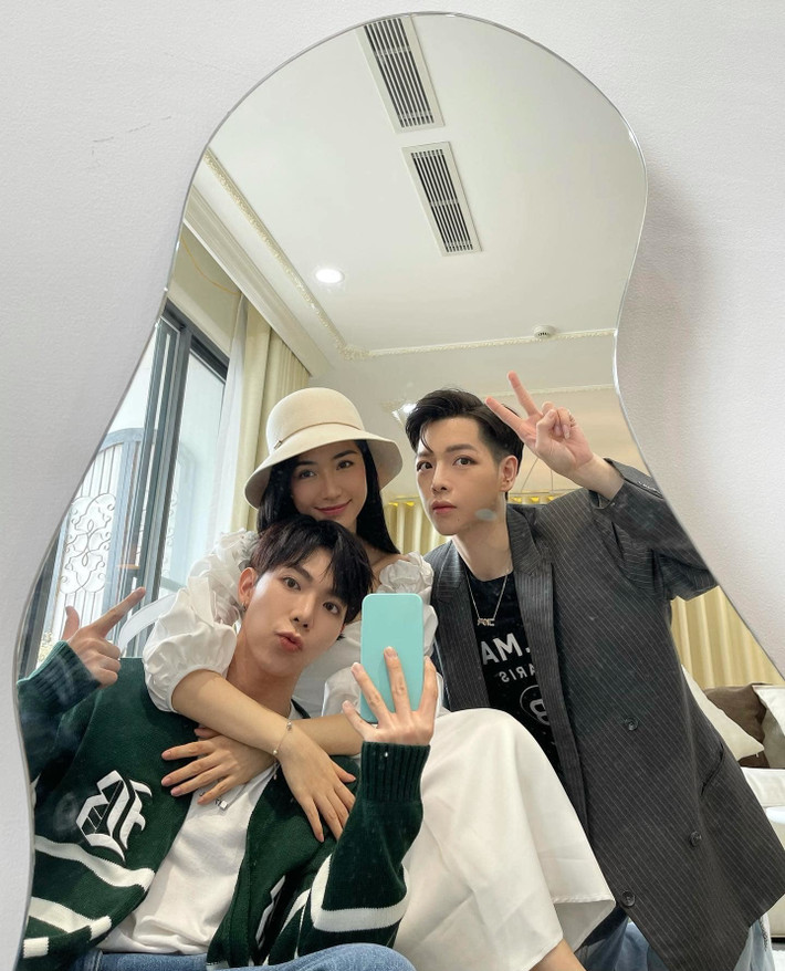 Đức Phúc đăng ảnh bên Hoà Minzy và Erik và viết: "Một tấm kỉ niệm với chiếc gương siêu 3 vòng mới tậu của chị cả''.