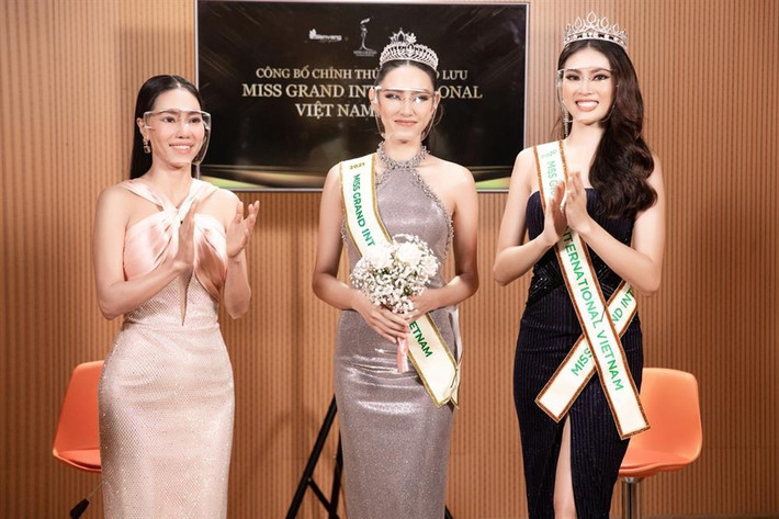 Thời gian vừa qua, chân dài sinh năm 1998 đang gấp rút tập luyện và trau dồi kiến thức để sẵn sàng tham gia đấu trường nhan sắc Quốc tế. Sau khi hé lộ bản vẽ Quốc phục có tên "Thiên thần", Thùy Tiên tiếp tục nhá hàng một màn catwalk cùng thần thái chuyên nghiệp.