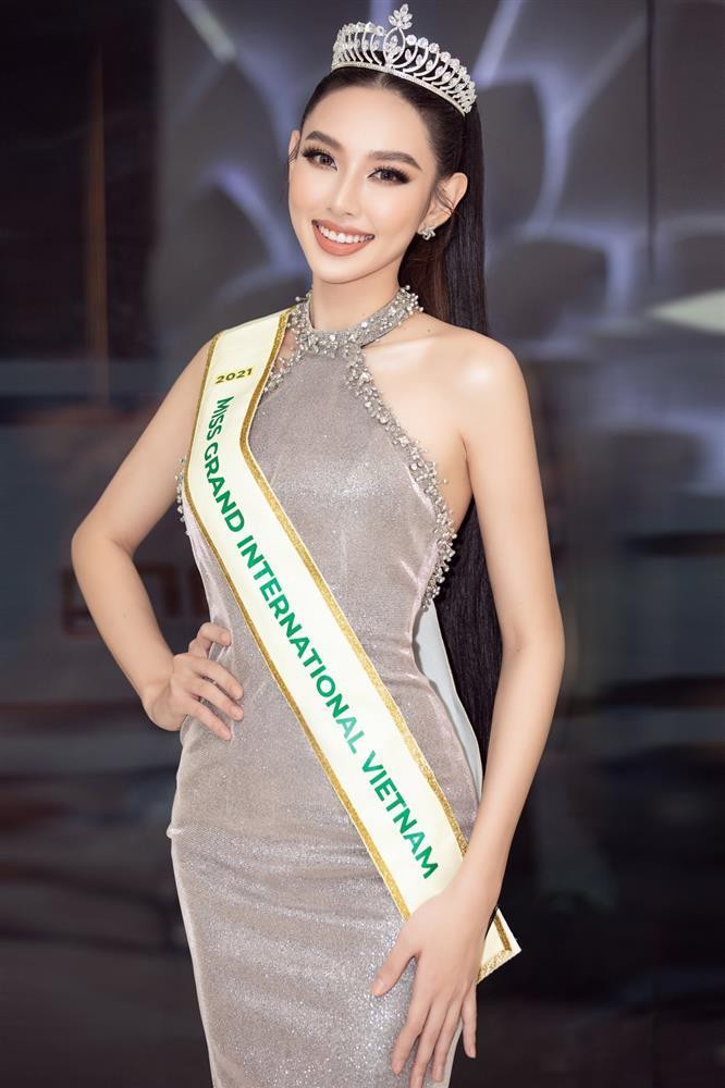 Có vẻ như Á khôi rất thích những item màu ánh bạc lấp lánh. Trong buổi nhận sash đại diện Việt Nam, Thùy Tiên cũng ưu ái đầm đuôi cá màu sắc tương tự.