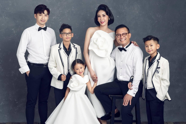 Hà Kiều Anh sang chảnh, viên mãn ở tuổi tứ tuần: Hà Kiều Anh đăng quang Hoa hậu Việt Nam năm 1992 khi mới 16 tuổi. Cô được biết đến là một tiểu thư ‘lá ngọc cành vàng’, xuất thân trong gia đình danh giá. Sau cuộc hôn nhân đầu kém may mắn, Hà Kiều Anh đang có cuộc sống hạnh phúc, viên mãn bên doanh nhân Huỳnh Trung Nam và ba con chung. Ngoài ra, cô còn được con trai riêng của chồng rất yêu quý.