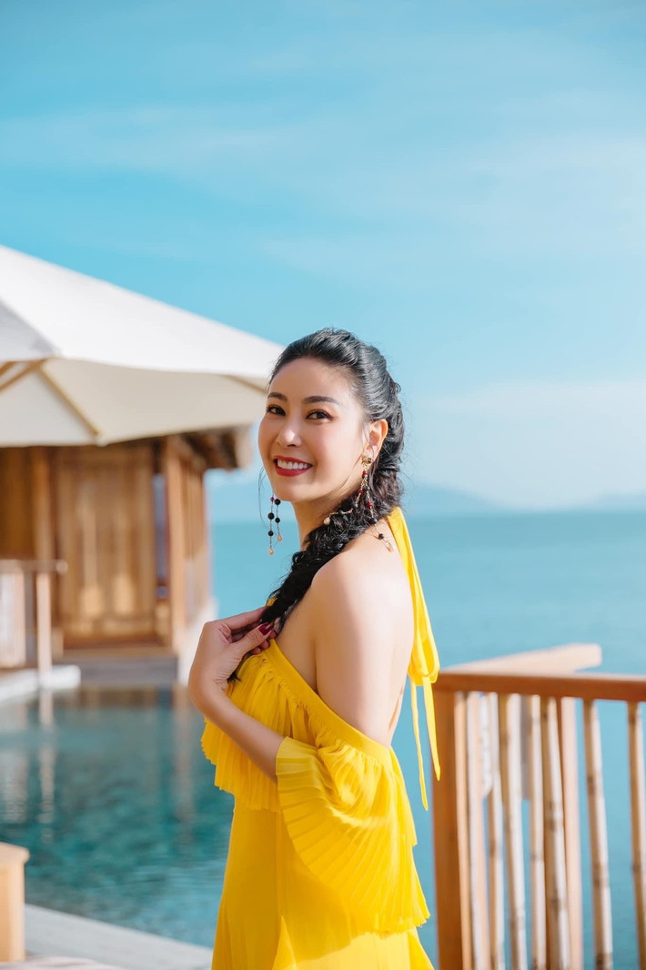 Chồng của Hà Kiều Anh là Tổng giám đốc kiêm Chủ tịch hội đồng quản trị một tập đoàn lớn, sở hữu nhiều trung tâm thương mại, văn phòng cho thuê, nhà hàng, khách sạn và khu nghỉ dưỡng cao cấp... Đồng thời, Hà Kiều Anh và ông xã còn sở hữu nhiều bất động sản giá trị. Trên trang cá nhân, cô thường xuyên chia sẻ hình ảnh đi du lịch, nghỉ dưỡng tại những resort, penthouse sang chảnh, đắt tiền.