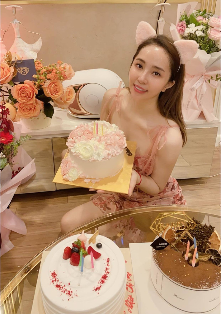 Quỳnh Nga viết trong ngày sinh nhật: ''Dù ở nhà giãn cách theo chỉ thị, không được gặp ai cả nhưng Nga vẫn không hề cô đơn vì đã có tình cảm của mọi người gửi đến. Một ngày sinh nhật cực đặc biệt''.
