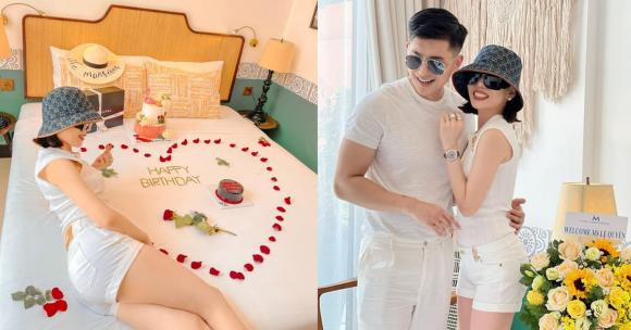 Lệ Quyên và Lâm Bảo Châu thường xuyên khiến mọi người ghen tị vì sự lãng mạn ngọt ngào dành cho nhau