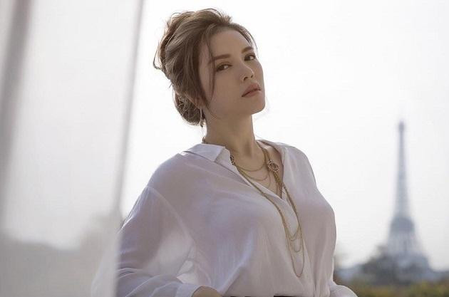 Bên cạnh lời khen, một bộ phận anti-fans lại buông lời khiếm nhã khi nhìn tấm ảnh "mát mẻ".