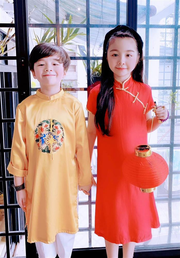 br/> Mới đây, Elly Trần đăng tải hình ảnh 2 nhóc tỳ Cadie Mộc Trà và Alfie Túc Mạch nhân dịp Tết Trung Thu. Trong ảnh, cặp nhóc tỳ diện trang phục rực rỡ, trông vô cùng đáng yêu.