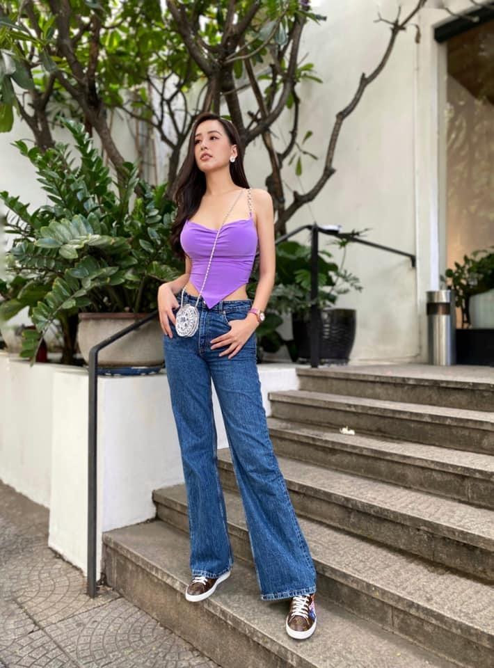 hom dáng quần cũng rất quan trọng. Thay vì chọn skinny ôm sát dễ lộ "bé mỡ", nàng hậu khéo chọn kiểu quần jeans cạp cao, rộng vừa phải và mix cùng áo croptop hai dây, tạo cảm giác sexy tuyệt đối.