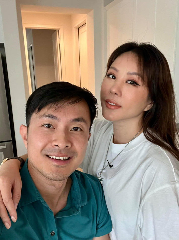 Hoa hậu Thu Hoài và ông xã Tống Trí hạnh phúc bên nhau. Doanh nhân chia sẻ, ông xã quả quyết chụp hình đôi bằng camera điện thoại chứ không qua ứng dụng chụp ảnh.