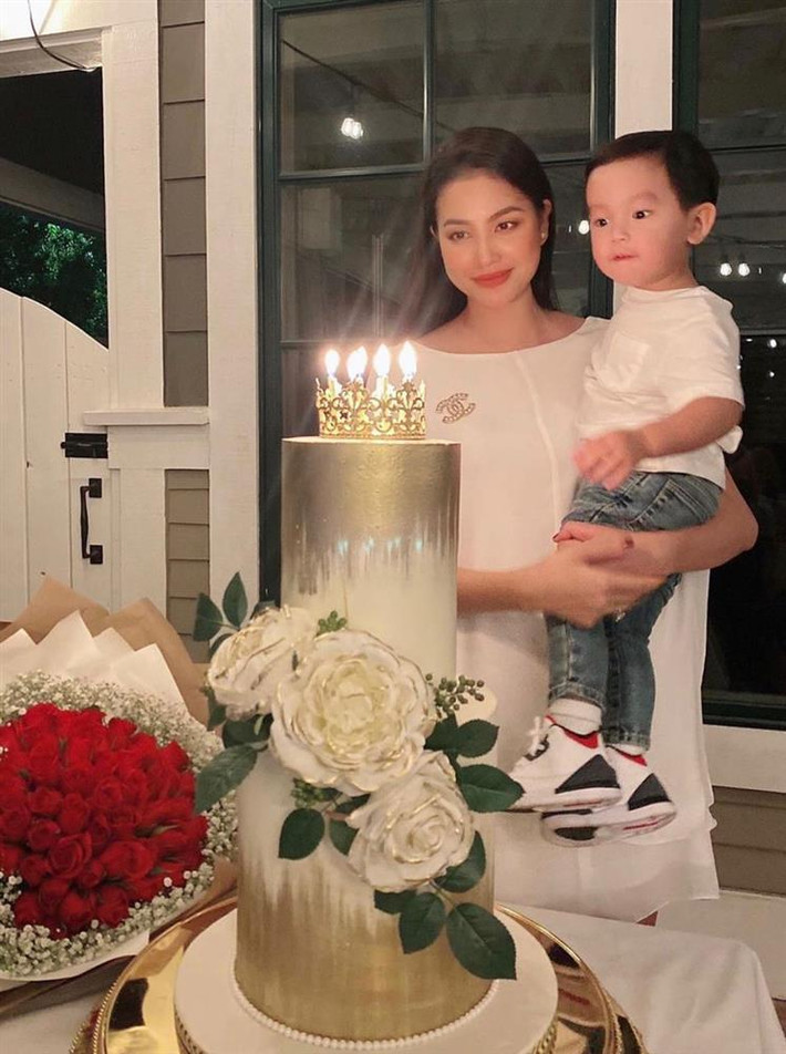 Còn trong khoảng thời gian mang thai, cô thường xuyên chọn váy áo rộng thùng thình để che phần bụng lùm lùm.