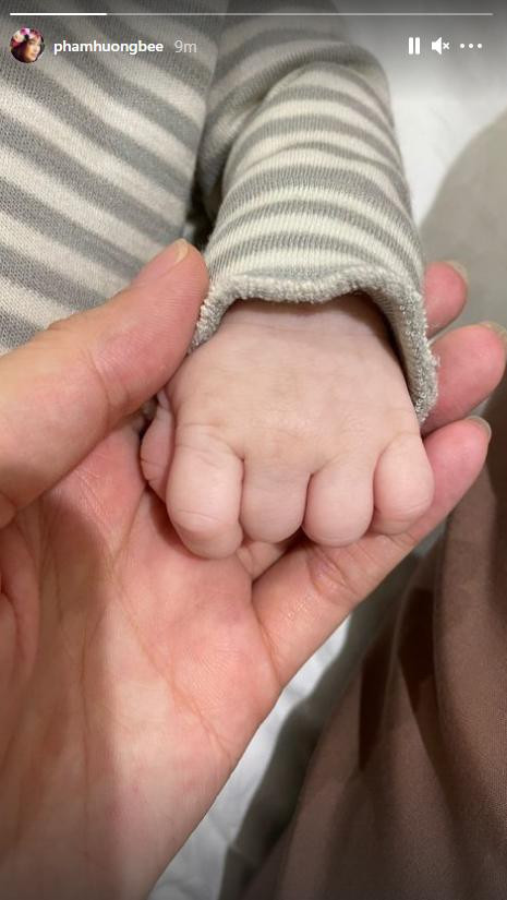 Dưới bài đăng, rất nhiều người hâm mộ đã gửi lời chúc mừng tới mẹ con nàng hậu. Đáng chú ý, dù cả hai lần mang thai Phạm Hương đều rất bí mật, chỉ đến khi sinh con ra hay khi bé lớn hẳn cô mới công khai. Khán giả dường như không hề nhận ra Hoa hậu Hoàn vũ bầu bí. Vậy bí kíp gì giúp người đẹp Hải Phòng hack bụng siêu đến thế?