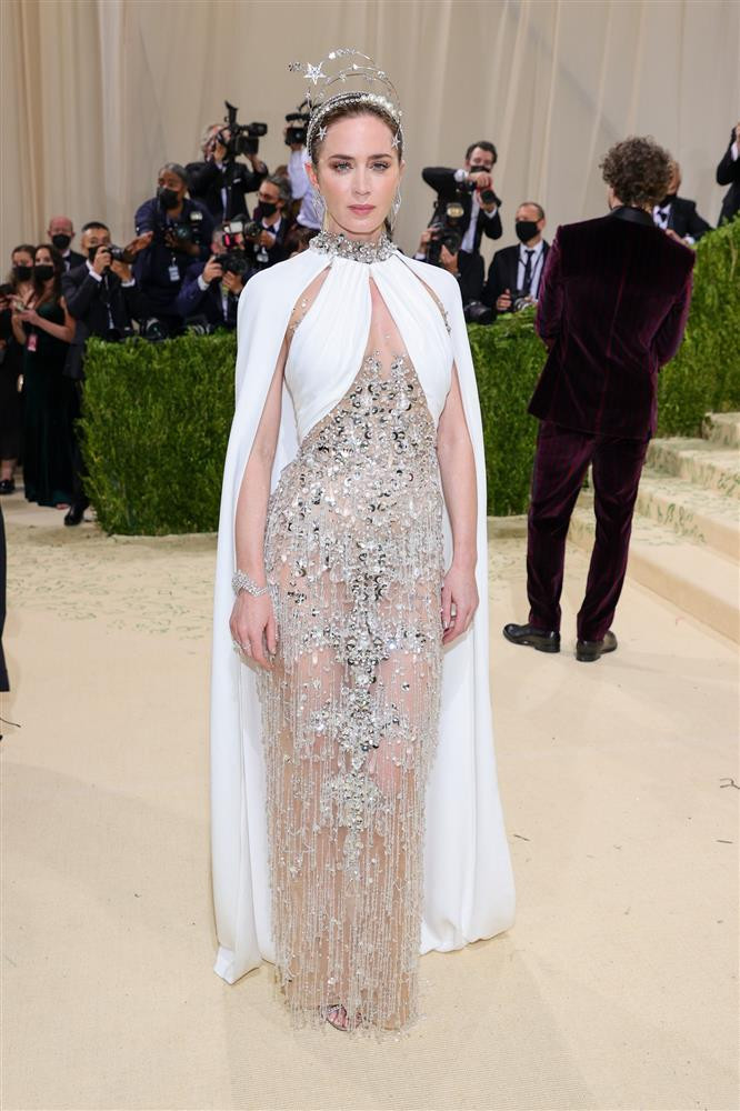 Emily Blunt cũng chọn đầm xuyên thấu nhưng kín đáo hơn đôi chút. Phụ kiện tóc biến nữ diễn viên "Quiet Place" trở thành một nữ thần.