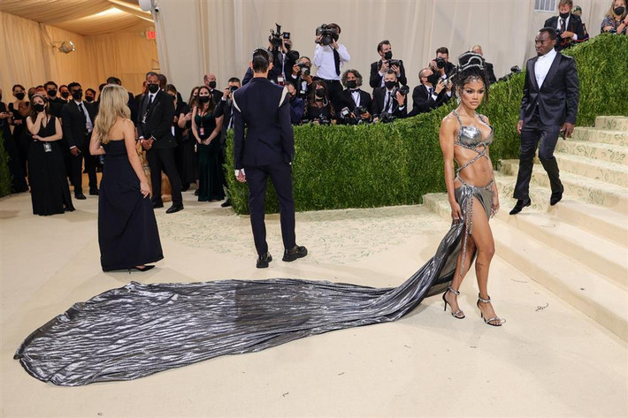 Teyana Taylor thì không chơi xuyên thấu nhưng lại hở không khác gì mặc mỗi bikini quấn xà cạp vì bộ đầm nhũ của Prabal Gurung tại sự kiện Met Gala 2021.