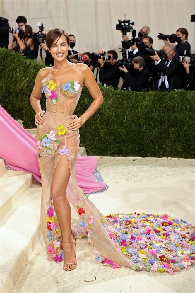 Irina Shayk như một nàng tiên hoa trong bộ đầm vải sheer của Moschino.