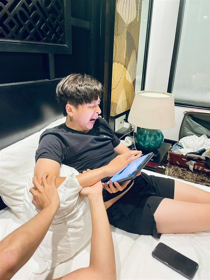 br/> Mới đây, trên trang cá nhân, Karik đăng tải loạt ảnh "dìm hàng" dàn cast Running Man. Những thành viên "dính đạn" đầu tiên là Ngô Kiến Huy, Jun Phạm, Trường Giang, Liên Bỉnh Phát, Trương Thế Vinh.