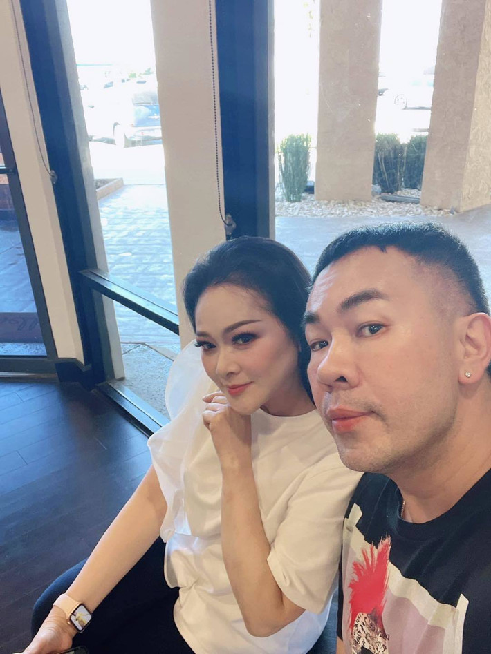 Danh ca Như Quỳnh đăng ảnh chụp cùng người bạn với chú thích: "Ngày thứ Bảy hạnh phúc". Nhiều khán giả hết lời khen nhan sắc cô ở tuổi 50.