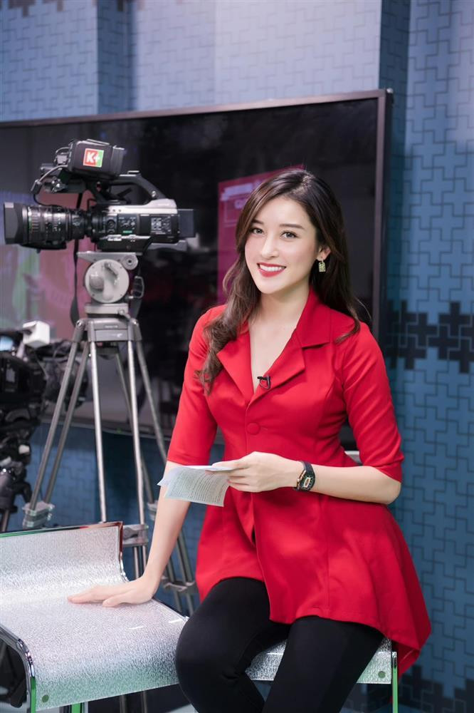 Là một MC truyền hình, trang phục luôn phải chỉn chu và không được hở hang. Khi dẫn bản tin thể thao, Huyền My chọn outfit năng động và trẻ trung hơn đồ công sở bình thường nhưng vẫn phải nữ tính, đáp ứng các tiêu chí cơ bản của một người dẫn chương trình. Đáng chú ý trong một hình ảnh hậu trường được cô đăng tải, Huyền My dùng đồng hồ hàng hiệu nạm kim cương làm điểm nhấn để có vẻ ngoài chuyên nghiệp và hiện đại hơn.
