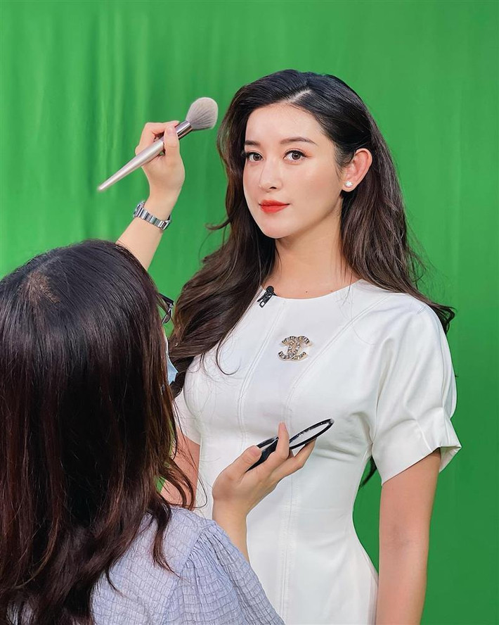 Dễ thấy những trang phục váy ngắn vừa đảm bảo yếu tố nữ tính vừa trẻ trung, thanh lịch được Huyền My chọn mặc thường xuyên khi lên sóng.