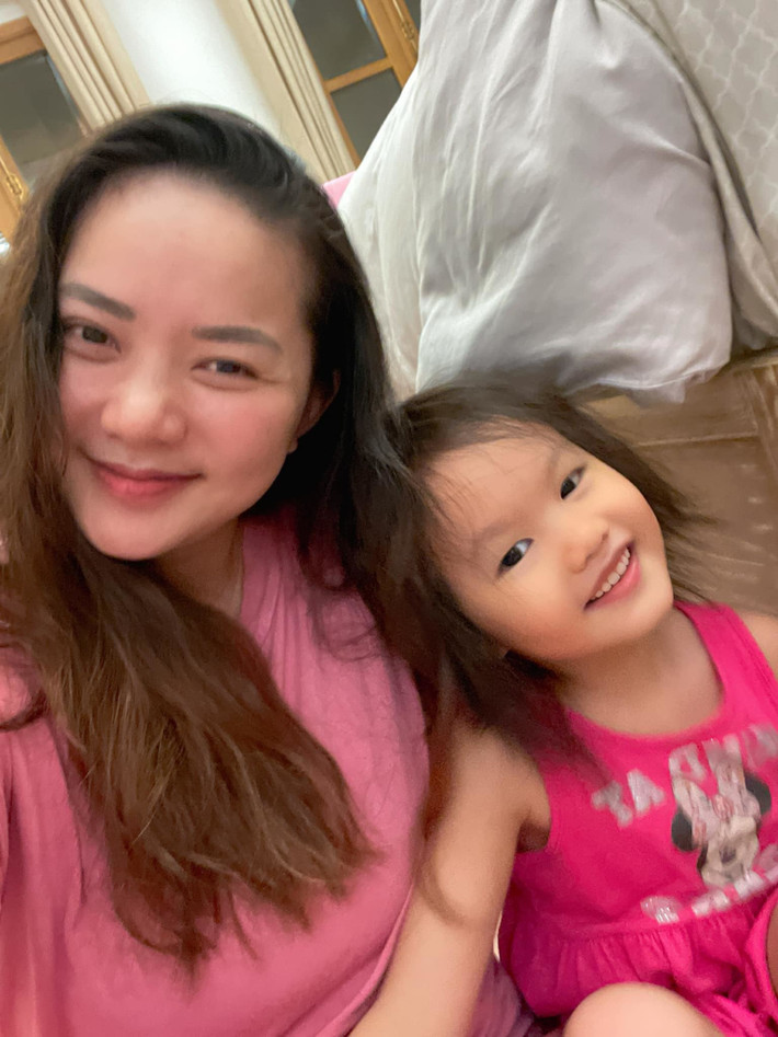 Tối ấm áp của Phan Như Thảo bên con gái.