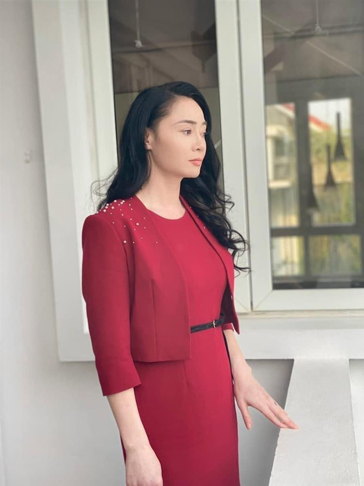 Trang phục đã tôn lên cực kỳ hiệu quả nước da trắng của diễn viên Quách Thu Phương.