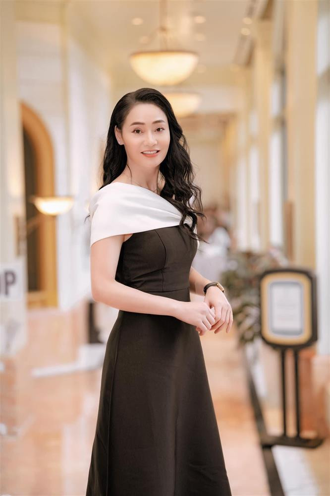 Ở độ tuổi 44, các gam màu trung tính mới là sự lựa chọn số một của nữ diễn viên.