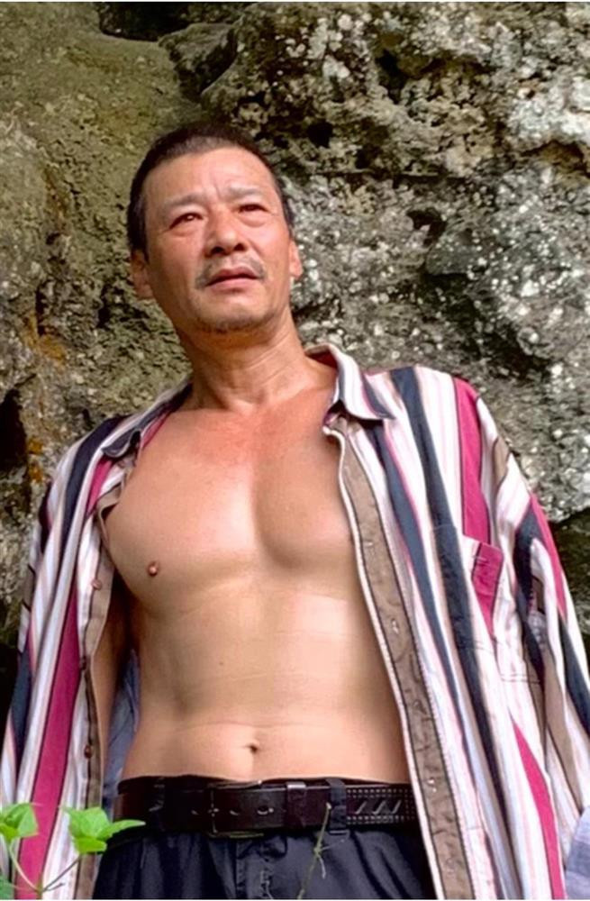 rong khi anh con rể bụng bia lại hay mặc áo sơ mi ôm, ông Sinh mải miết che body trong những chiếc áo dài thượt, rộng thùng thình. Thế nhưng mỗi lần phanh áo hoặc cởi trần là khán giả cũng được một phen "rửa mắt" ra trò. Trong "Hương vị tình thân" phần 2 tập 38, lão Tấn (Hồ Phong) đã "ép chết" ông Sinh khiến khán giả cực kỳ mong ngóng màn "lật kèo" từ phe chính diện.