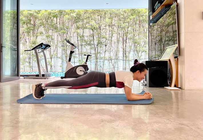 Vợ Bình Minh tích cực tập plank.