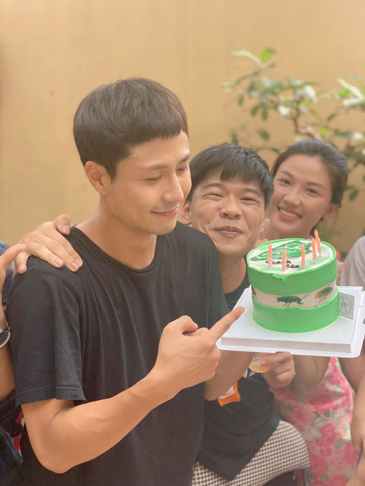 Thanh Sơn đã có buổi sinh nhật đón tuổi 30 cực vui trên phim trường '11 tháng 5 ngày' hôm 1/9 vừa qua.