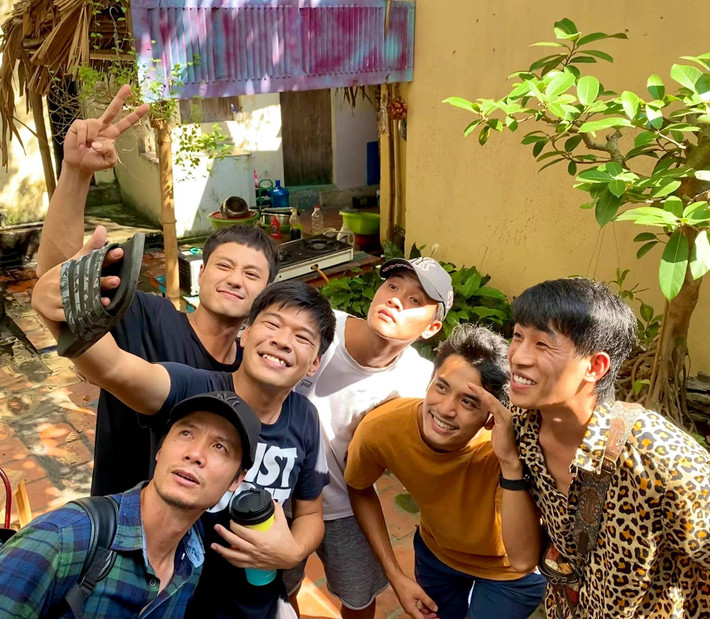 Ê kíp làm phim luôn tranh thủ selfie bất cứ lúc nào.