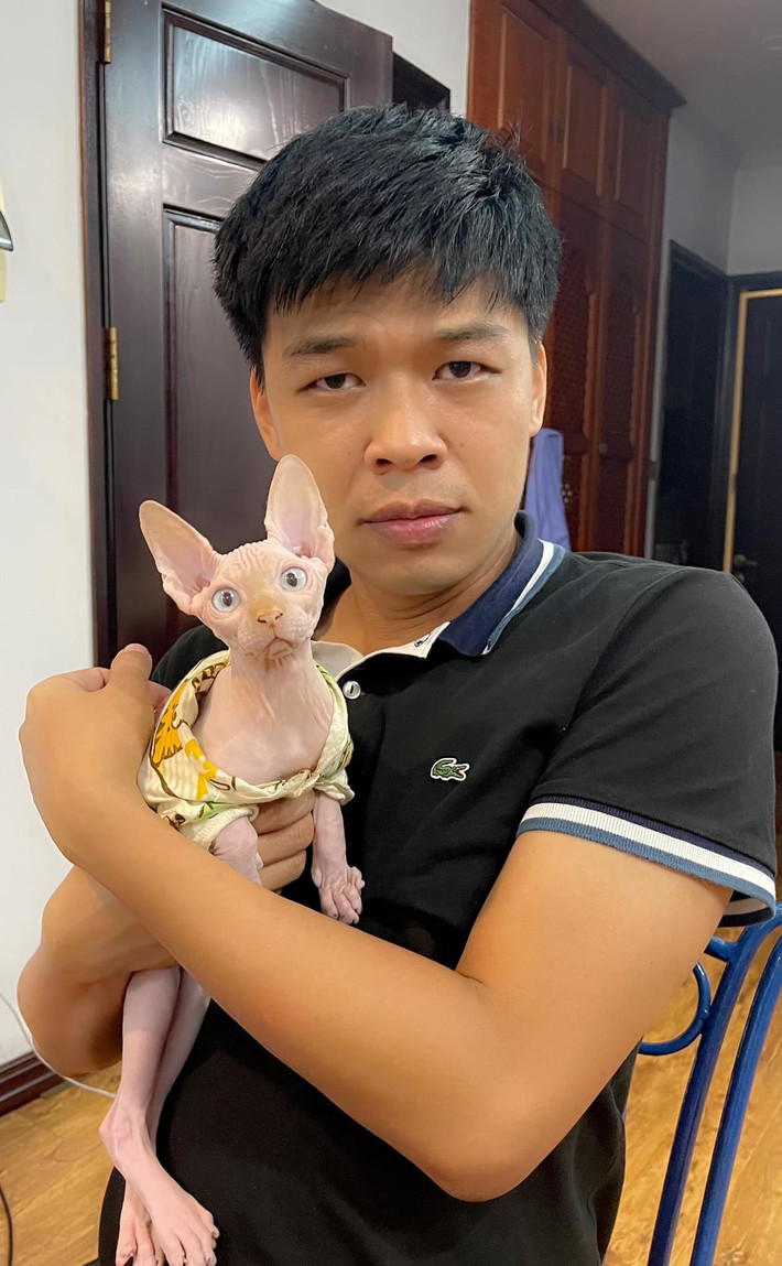 Trung Ruồi chụp cùng thú cưng của Khả Ngân được cô mang tới phim trường.