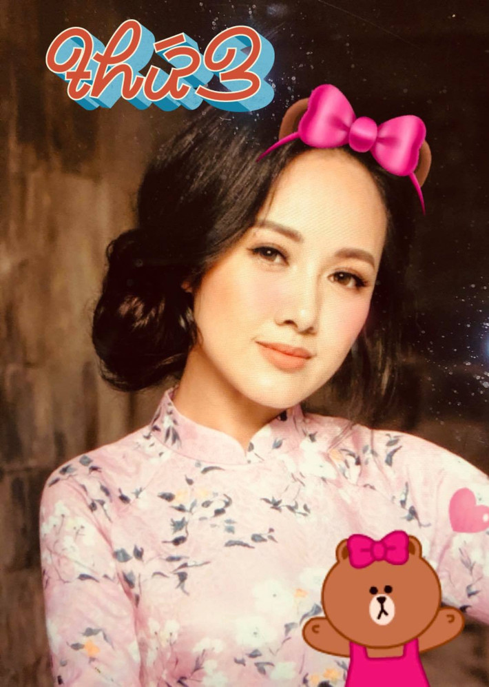 BTV Hoài Anh đăng ảnh kèm chiếc nơ ghép ngộ nghĩnh, hài hước. Cô chú thích: "Hà Nội nới lỏng giãn cách và trung thu của chúng mình!".