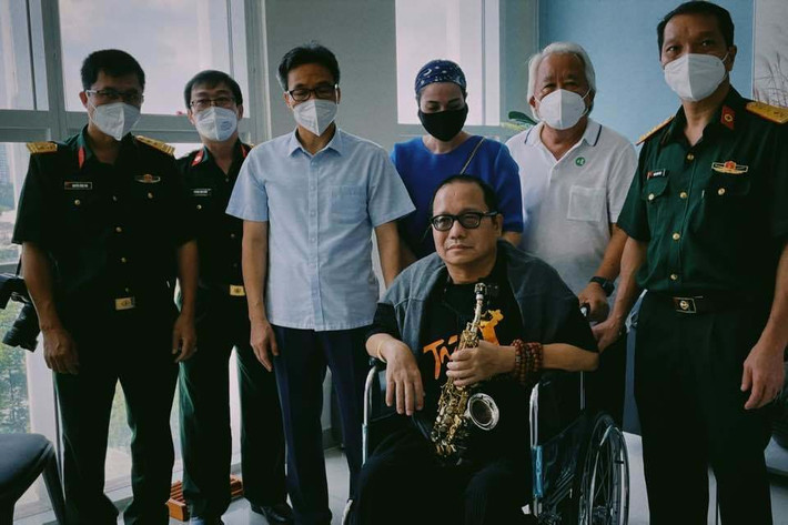 Giám đốc Bệnh viện Quân y 175 Nguyễn Hồng Sơn chia sẻ với VietNamNet niềm vui khi nghệ sĩ Trần Mạnh Tuấn hồi phục một cách kỳ diệu. Anh đã rất xúc động và cố gắng thổi vài nốt khi Phó Thủ tướng Chính phủ Vũ Đức Đam thăm và động viên mình cố gắng điều trị.
