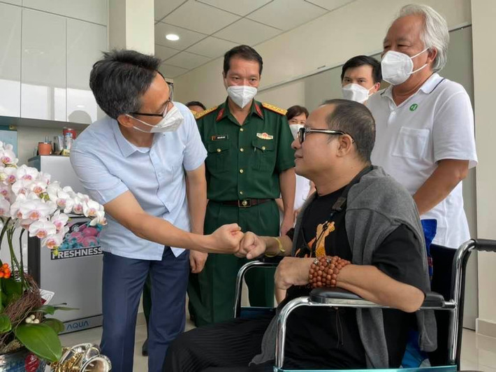 Phó Thủ tướng Vũ Đức Đam thăm và động viên nghệ sĩ Trần Mạnh Tuấn.