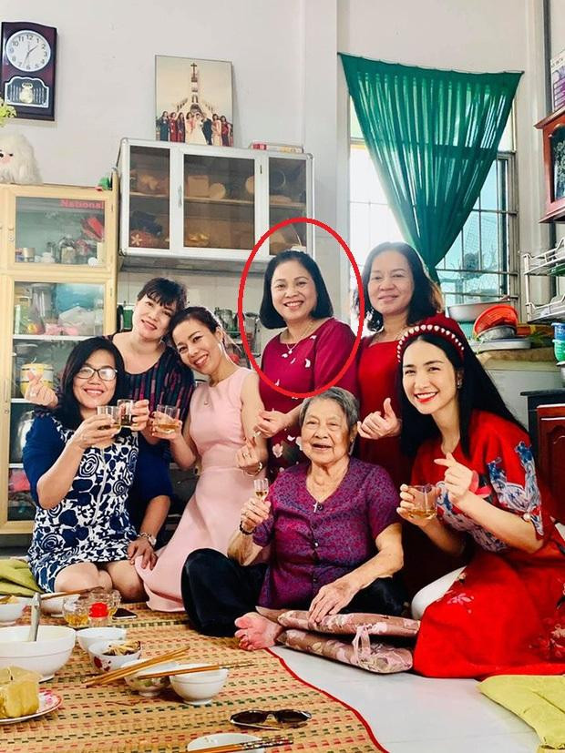 Hòa Minzy nhiều lần nhắc đến "mẹ chồng" trên mạng xã hội. Bà là đại gia khá nổi tiếng ở miền Tây, thi thoảng vẫn xuất hiện trong các sự kiện kinh doanh của con trai Minh Hải, tức bạn đời nữ ca sĩ.
