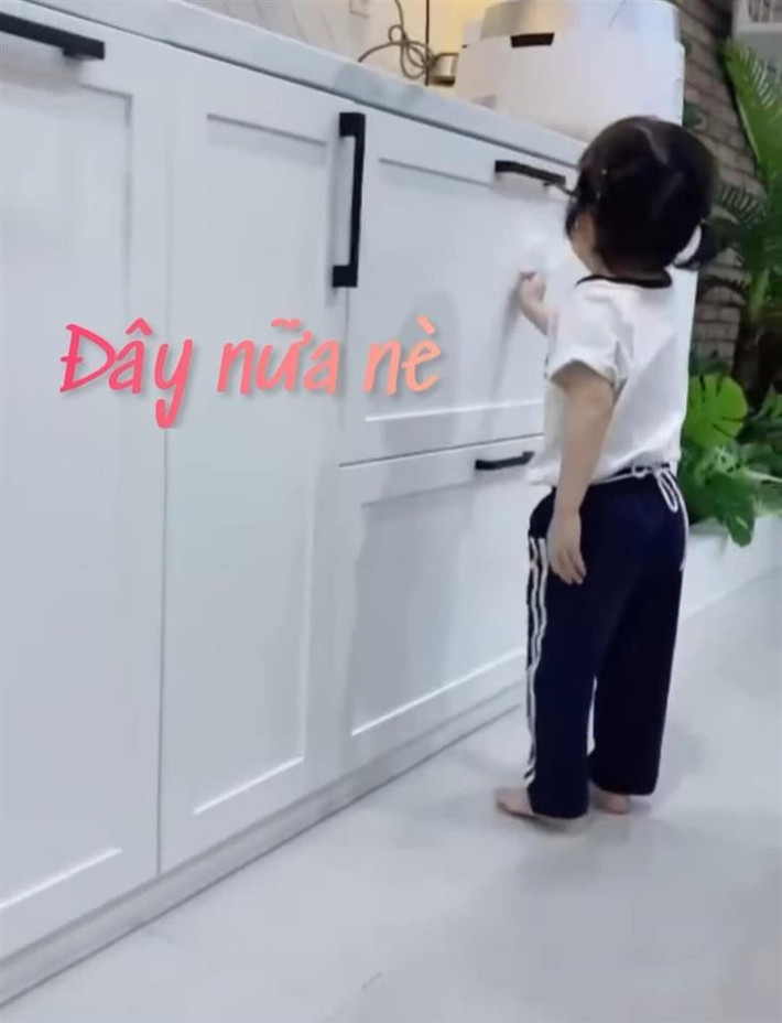 br/> Mới đây, Nhã Phương chia sẻ clip ngắn trên trang cá nhân, ghi lại khoảnh khắc đáng yêu của ái nữ Destiny. Trong clip, cô bé hăng say dọn nhà để chào đón ba đi công tác xa về. Destiny vừa lau tủ, lau bàn..., vừa hát ca "nà ná na" vô cùng vui sướng, khiến ai nhìn cũng yêu.