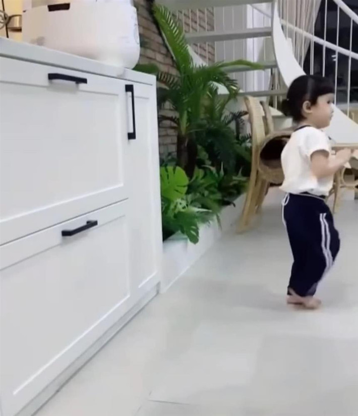 Đáng chú ý, trong một tích tắc, Nhã Phương để lộ nửa gương mặt con gái nhỏ. Cặp má bánh bao và đôi mắt to tròn của Destiny trông rất dễ thương.