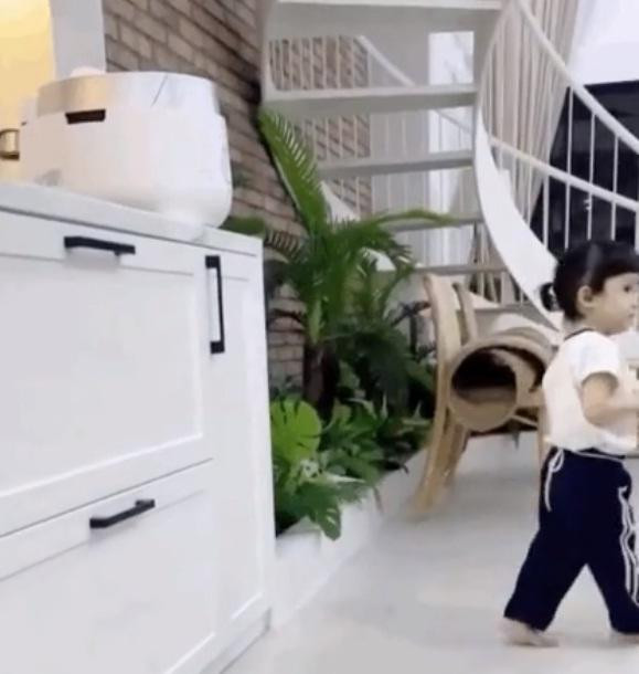 Ai nấy đều hy vọng vợ chồng nữ diễn viên sớm công khai trọn vẹn chân dung tiểu công chúa.