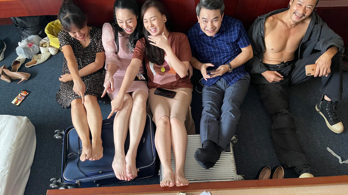 Hương vị tình thân đang đi dần đến chặng cuối và vẫn thu hút lượng lớn khán giả dõi theo câu chuyện gia đình của Nam và Long. Nếu như trên phim các diễn viên nghiêm túc, thậm chí còn vào vai không ưa nhau thì ở ảnh hậu trường mới được chia sẻ, các diễn viên Phương Oanh, Võ Hoài Nam, Quách Thu Phương, Tú Oanh, Mai Nguyên ngồi chụp ảnh rất vui vẻ, thoải mái.