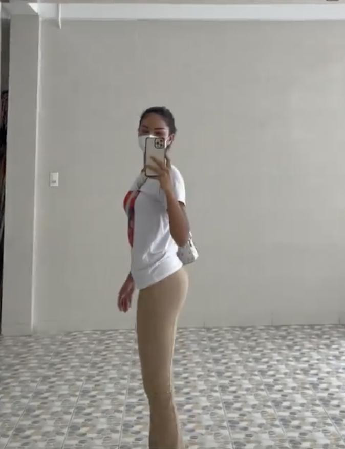 Nếu nhìn toàn cảnh thì trang phục của chân dài sinh năm 1992 dường như không có vấn đề gì bởi cô chọn loại quần co giãn dáng suông chứ không bó toàn bộ cẳng chân. Tuy nhiên, do quay qua gương ở sảnh tòa nhà nên phần bắp chân bị cắt mất, và nhìn ở góc quay này, màu nude của chiếc quần gần tiệp màu da người khiến nhiều người tá hỏa tưởng cô không mặc quần.