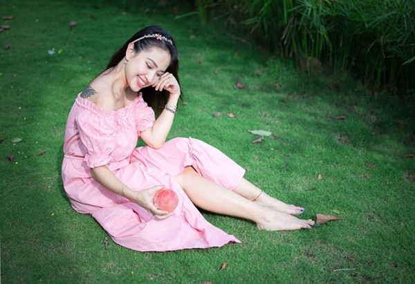 Ông xã doanh nhân của MC Thanh Vân Hugo có niềm đam mê lớn với nhiếp ảnh và luôn coi vợ là “nàng thơ”. Cặp vợ chồng mới thực hiện bộ ảnh với phong cách nhẹ nhàng, nữ tính.