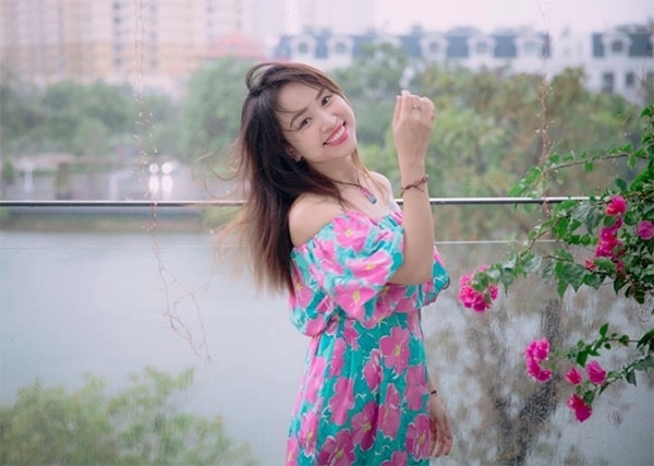 Vân Hugo tạo dáng bên vườn hoa. Cô tìm thấy sự bình an trong tâm hồn.